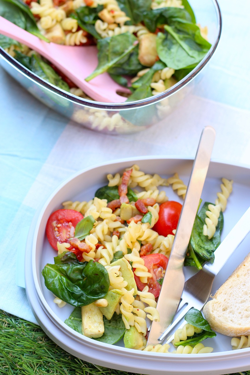 pastasalade met spinazie, avocado, tomaat en spekjes