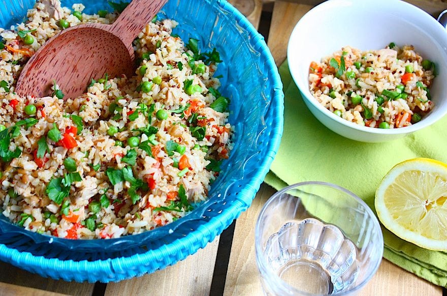 zilvervliesrijst salade met tonijn en geroosterde paprika