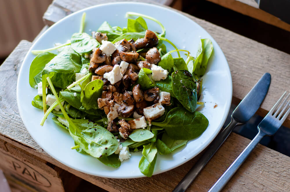 Veldslasalade met feta en gebakken champignons online diëtist