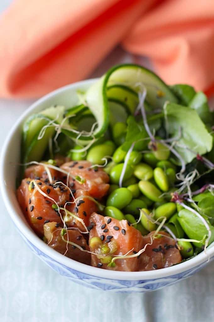 Poké bowl met gemarineerde zalm avocado en komkommer online diëtist