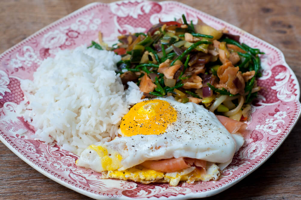 Wok met zeekraal en zalm en zalm-tartaar-burgertaartje met spiegelei online diëtist