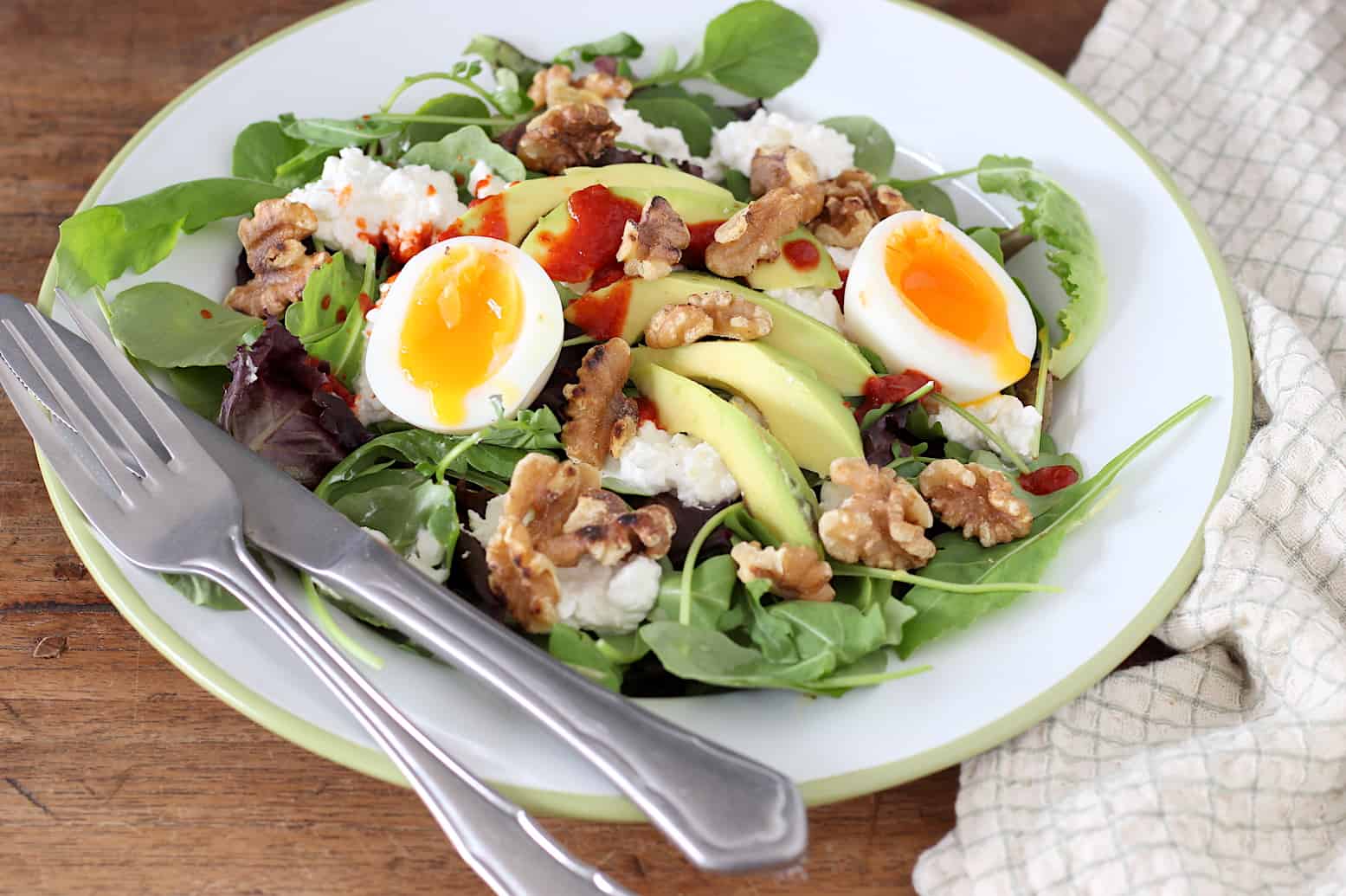 Salade met avocado, ei en sriracha online diëtist