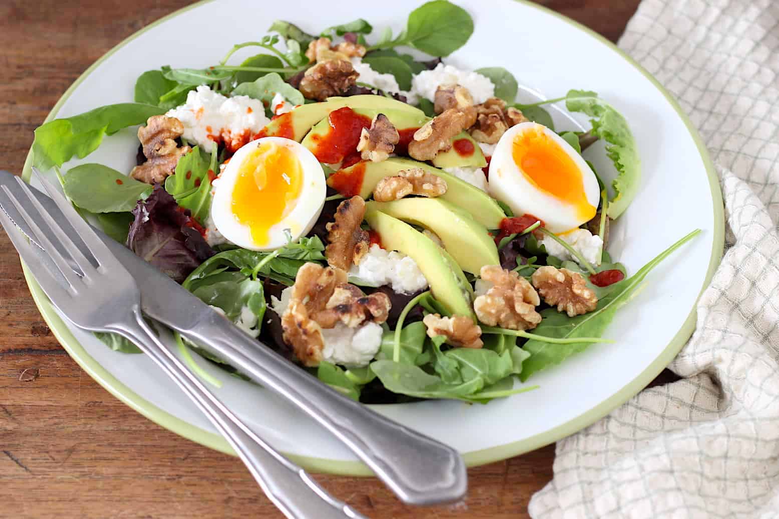 Salade met avocado, ei en sriracha online diëtist