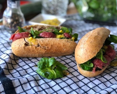 Stokbrood met ossenworst en piccalilly