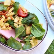pastasalade met spinazie, avocado, tomaat en spekjes