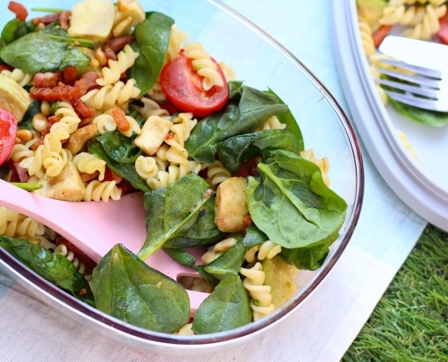 pastasalade met spinazie, avocado, tomaat en spekjes