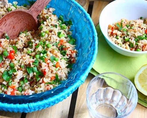 zilvervliesrijst salade met tonijn en geroosterde paprika