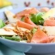 Salade met peer serranoham en hazelnoten