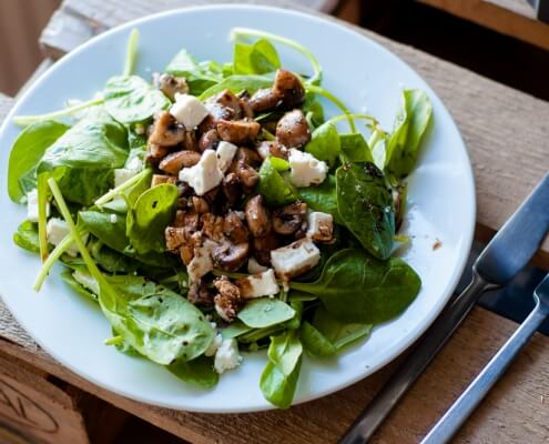 Veldslasalade met feta en gebakken champignons online diëtist