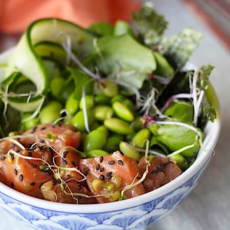 Poké bowl met gemarineerde zalm avocado en komkommer online diëtist