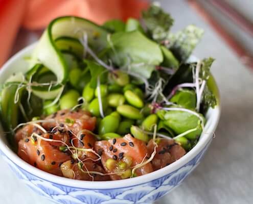 Poké bowl met gemarineerde zalm avocado en komkommer online diëtist