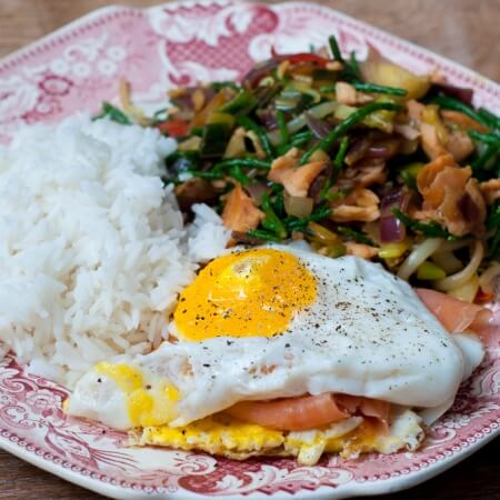 Wok met zeekraal en zalm en zalm-tartaar-burgertaartje met spiegelei online diëtist