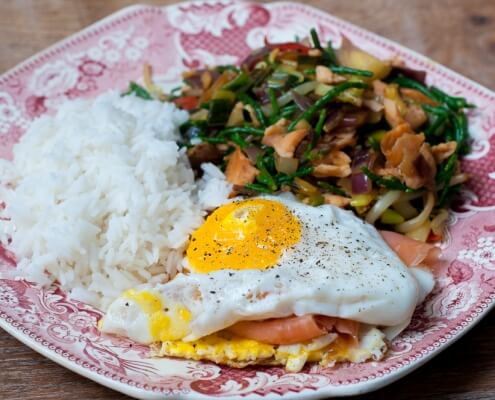 Wok met zeekraal en zalm en zalm-tartaar-burgertaartje met spiegelei online diëtist