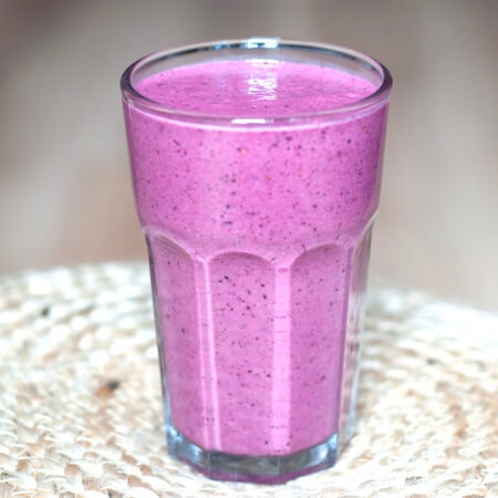 Ontbijtsmoothie met havermout en bramen