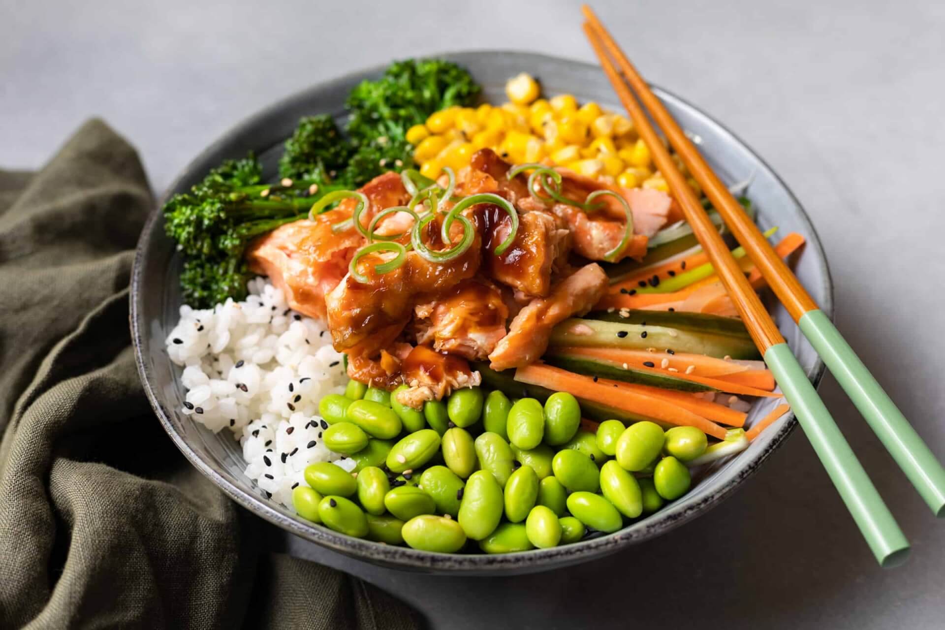 Poké bowl met teriyaki zalm I Online diëtist Jonathan